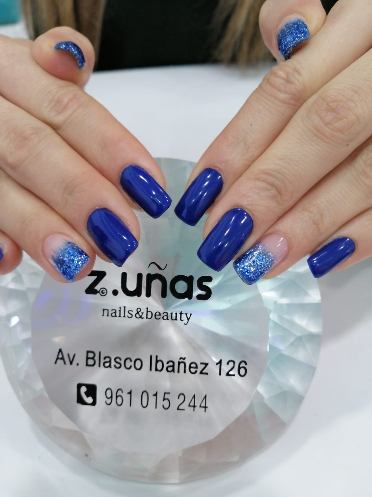 Uñas de color azul clásico - Z Uñas
