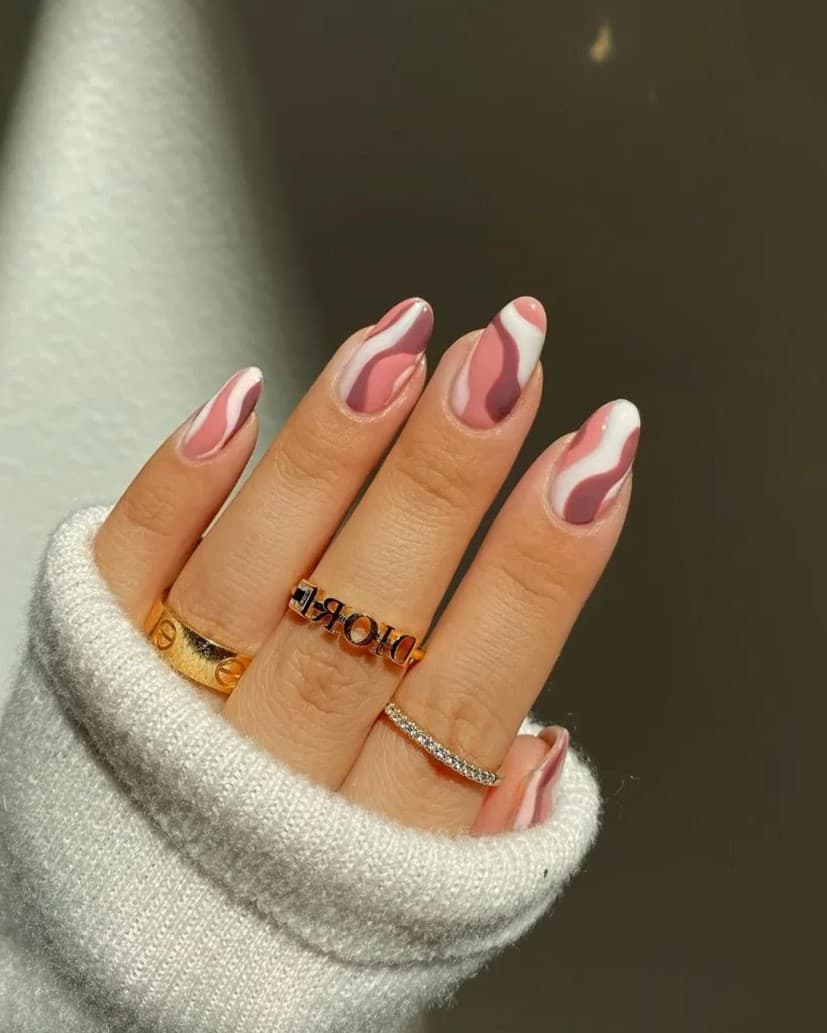 Manicura wave, el nail art favorito de la temporada