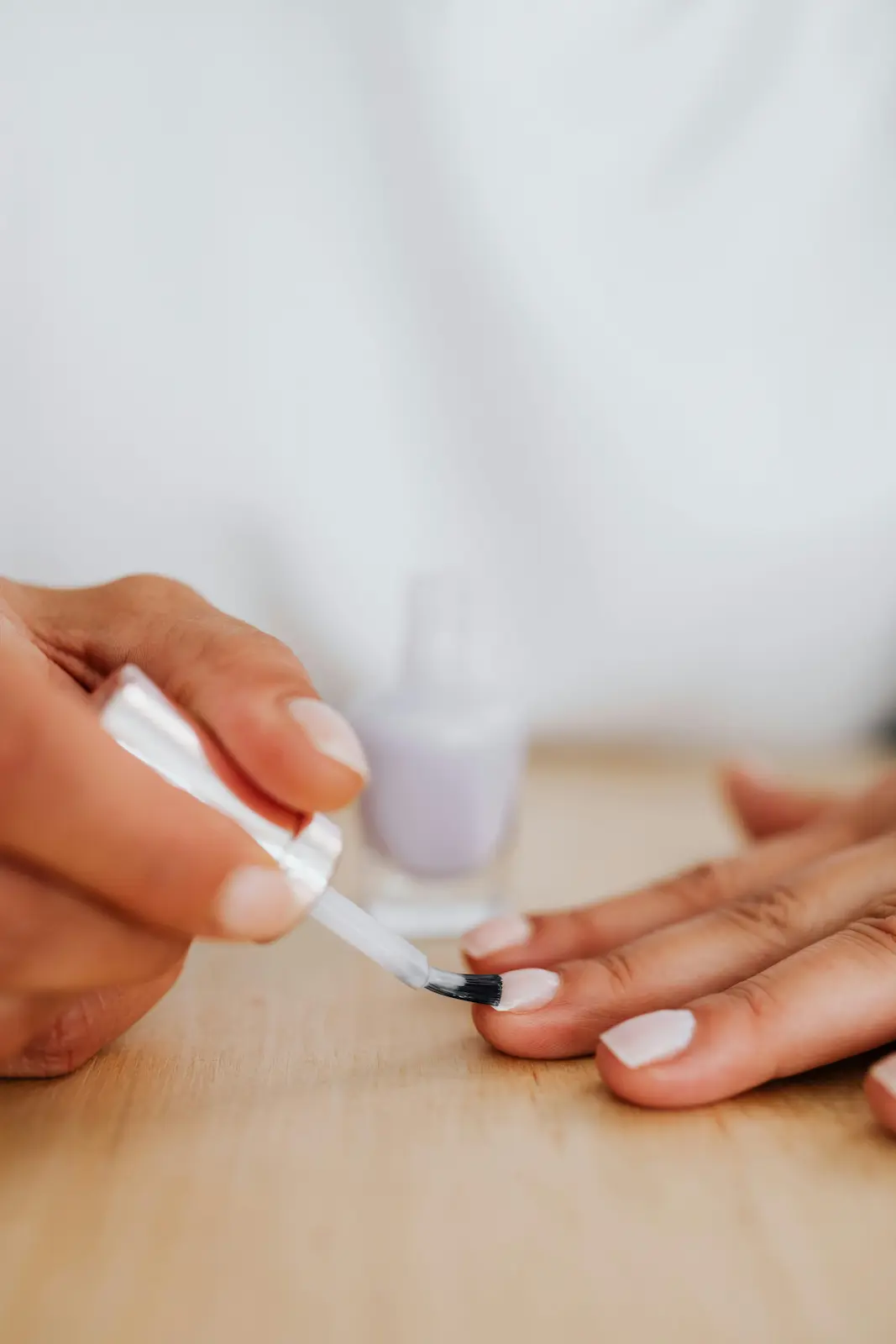 poniendo uñas de gel